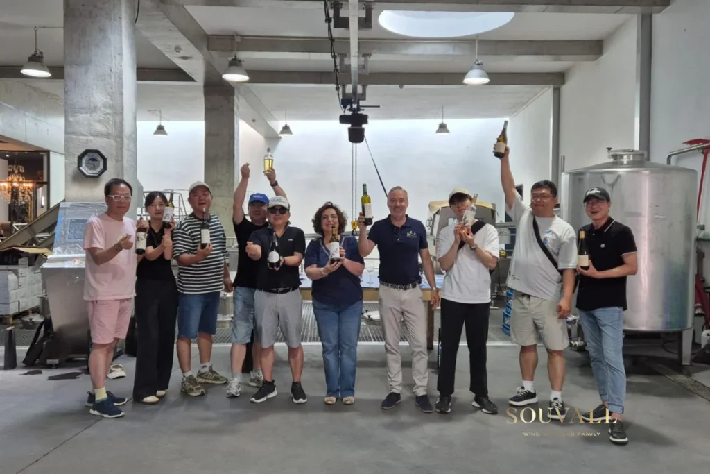 Comitiva da Coreia do Sul em visita à adega Souvall com a família Ferraz.