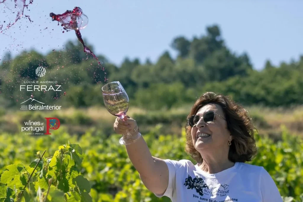 Dra. Lúcia Ferraz nas vinhas centenárias da Souvall durante a visita da Wines of Portugal.