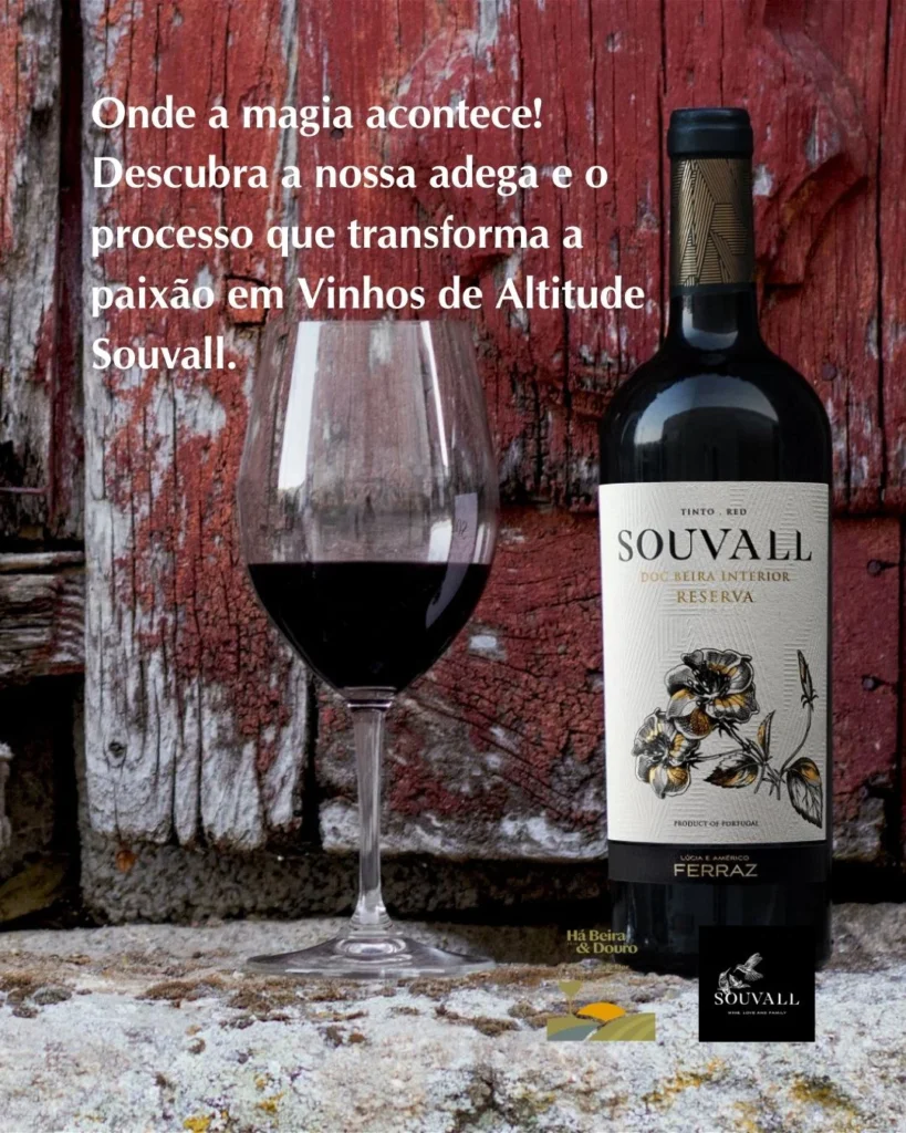 Garrafa de Souvall Reserva Tinto convidando para visita às adegas e vinhas da LAferraz.