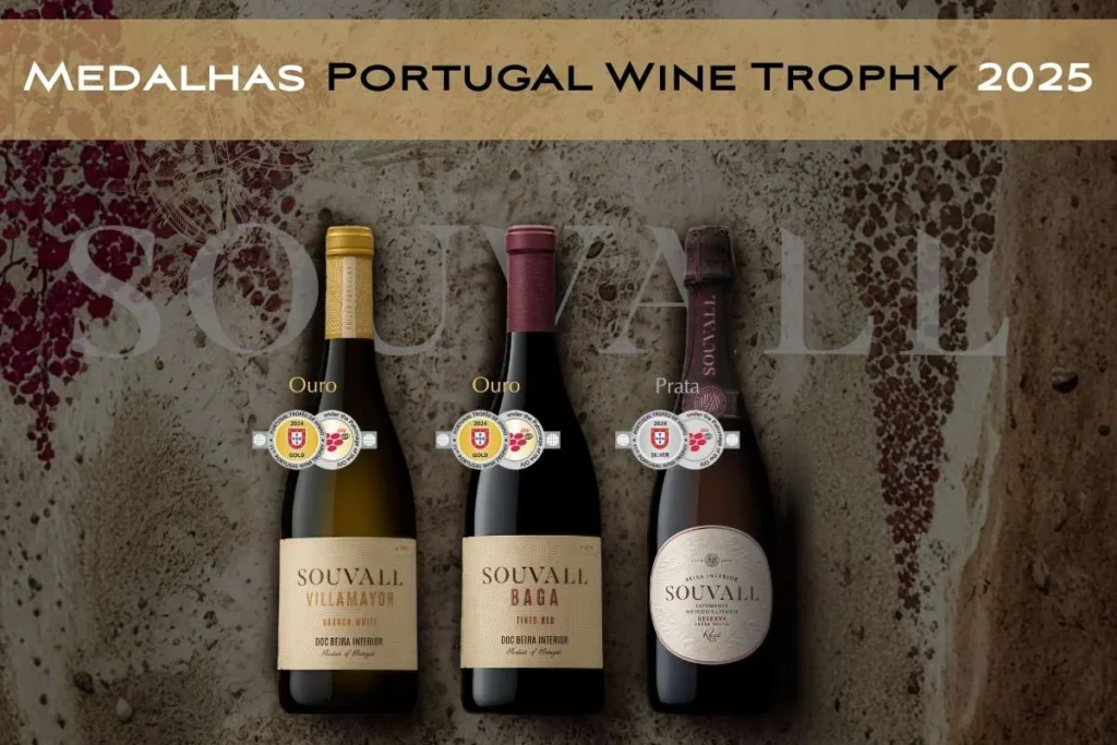 Vinhos Souvall premiados no Portugal Wine Trophy 2025: Baga Vinhas Velhas, Villamayor e Espumante Rosé.