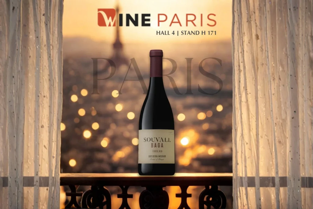 Garrafa de vinho tinto Souvall em destaque com fundo desfocado da Torre Eiffel em Paris, promovendo a presença na Wine Paris & Vinexpo 2026.