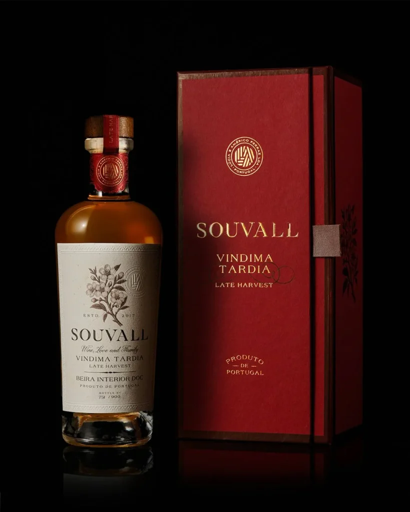 Detalhe do packaging Souvall Vindima Tardia revelando a harmonia entre o design contemporâneo e a tradição dos vinhos de altitude da Beira Interior.