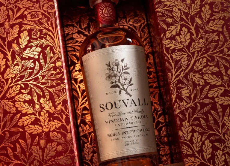 Garrafa de vinho Souvall Vindima Tardia com rótulo texturizado e relevos de flor de amendoeira, design premium por Marbra Design Studio.
