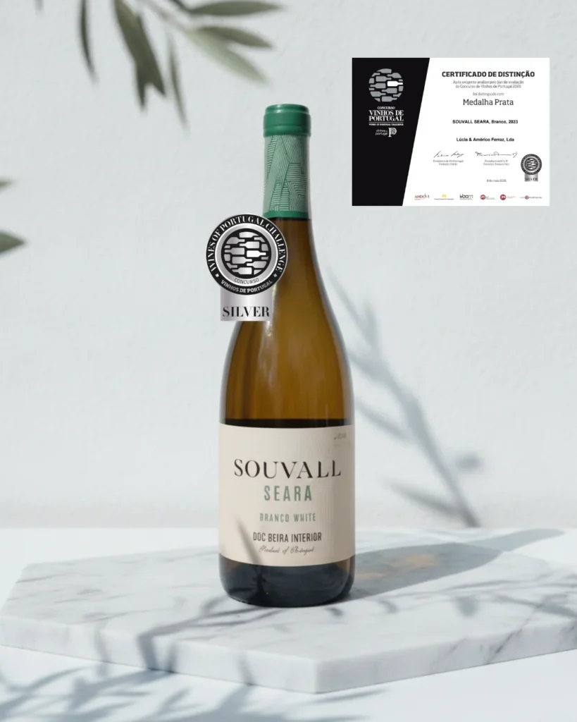 Garrafa de vinho branco Souvall Seara sobre base de mármore, acompanhada pelo certificado de Medalha de Prata do Concurso de Vinhos de Portugal 2026.