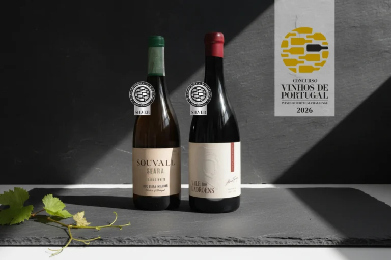 Garrafas dos vinhos de altitude Souvall Seara Branco e Vale dos Ladrões Garrafeira Tinto com medalhas de prata do Concurso de Vinhos de Portugal 2026 sobre placa de xisto.