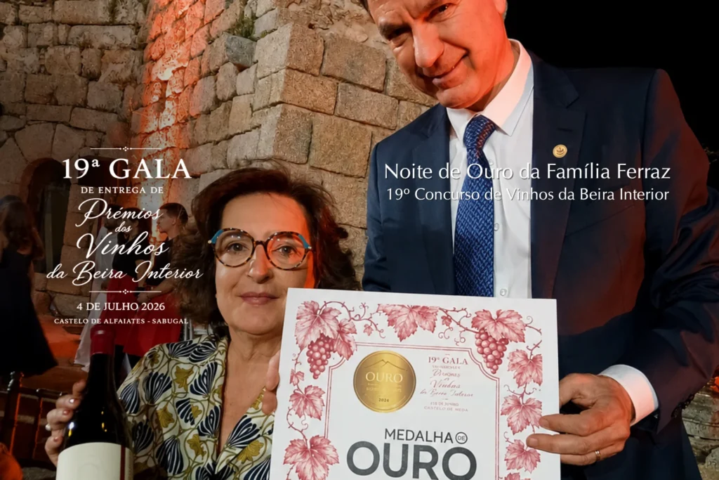 Fotografia da Família Ferraz na 19ª Gala de Entrega de Prémios dos Vinhos da Beira Interior no Castelo de Alfaiates, segurando uma garrafa de vinho e o diploma oficial de Medalha de Ouro.