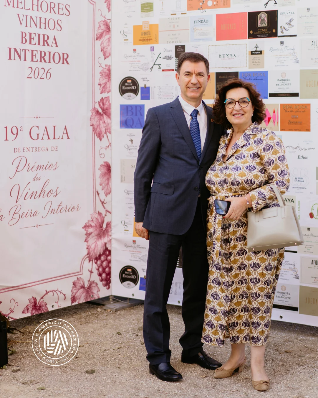 Os proprietários da LAFerraz posando juntos no painel oficial da 19ª Gala dos Prémios de Vinhos da Beira Interior em 2026.