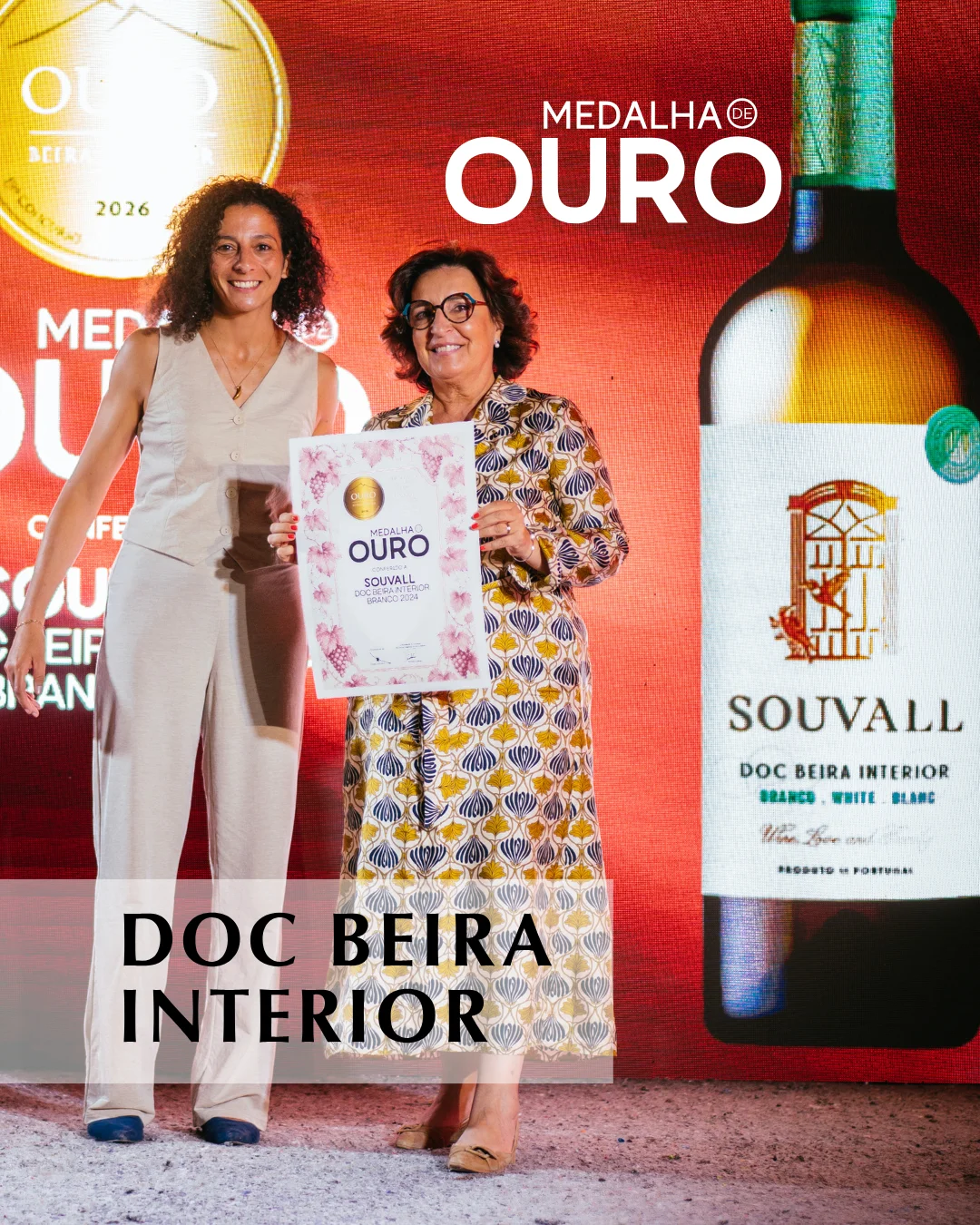 Pormenor da garrafa do vinho de altitude Souvall Doc Beira Interior Branco exibindo a Medalha de Ouro conquistada no prestigiado concurso da CVRBI.