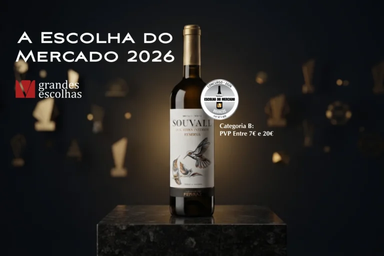 Garrafa de vinho Souvall Branco Reserva com o selo de distinção Prémio Escolha do Mercado 2026 na Categoria B (PVP entre 7€ e 20€) atribuído pela revista Grandes Escolhas.