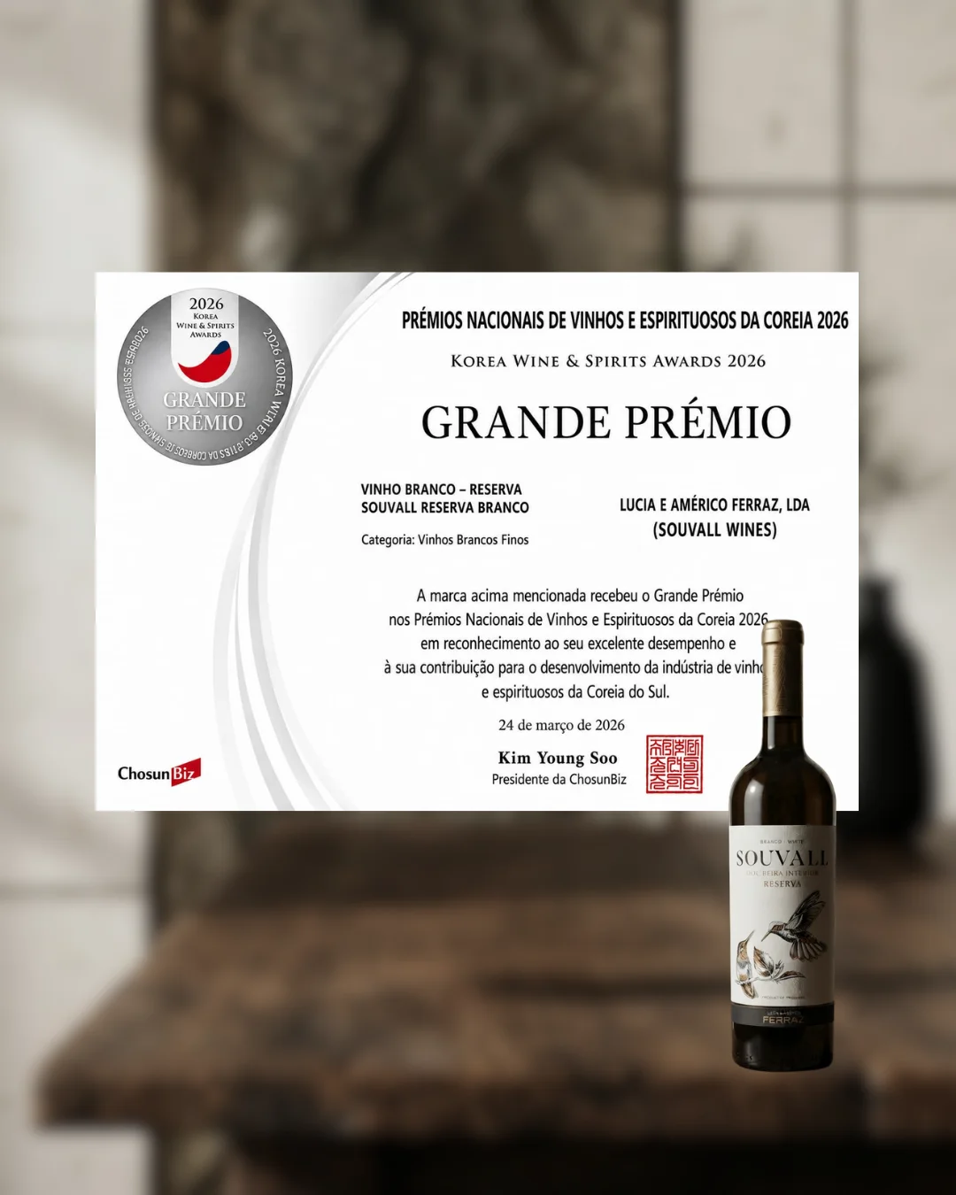 Garrafa de vinho premium Souvall Reserva Branco com o certificado oficial de premiação do Korea Wine Awards traduzido para português.