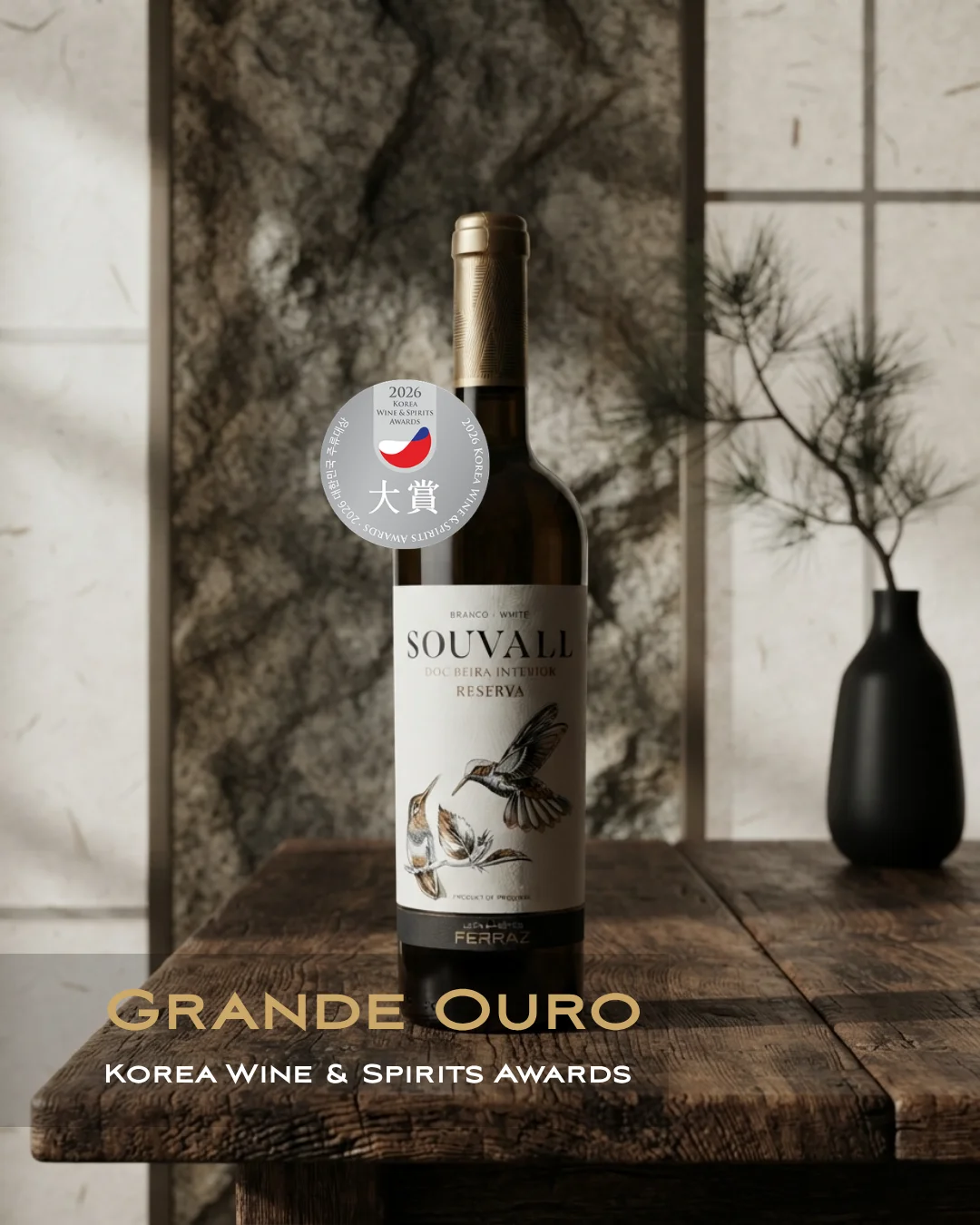 Garrafa de vinho Souvall Reserva Branco com o selo oficial de Grande Ouro obtido no concurso internacional Korea Wine Awards.