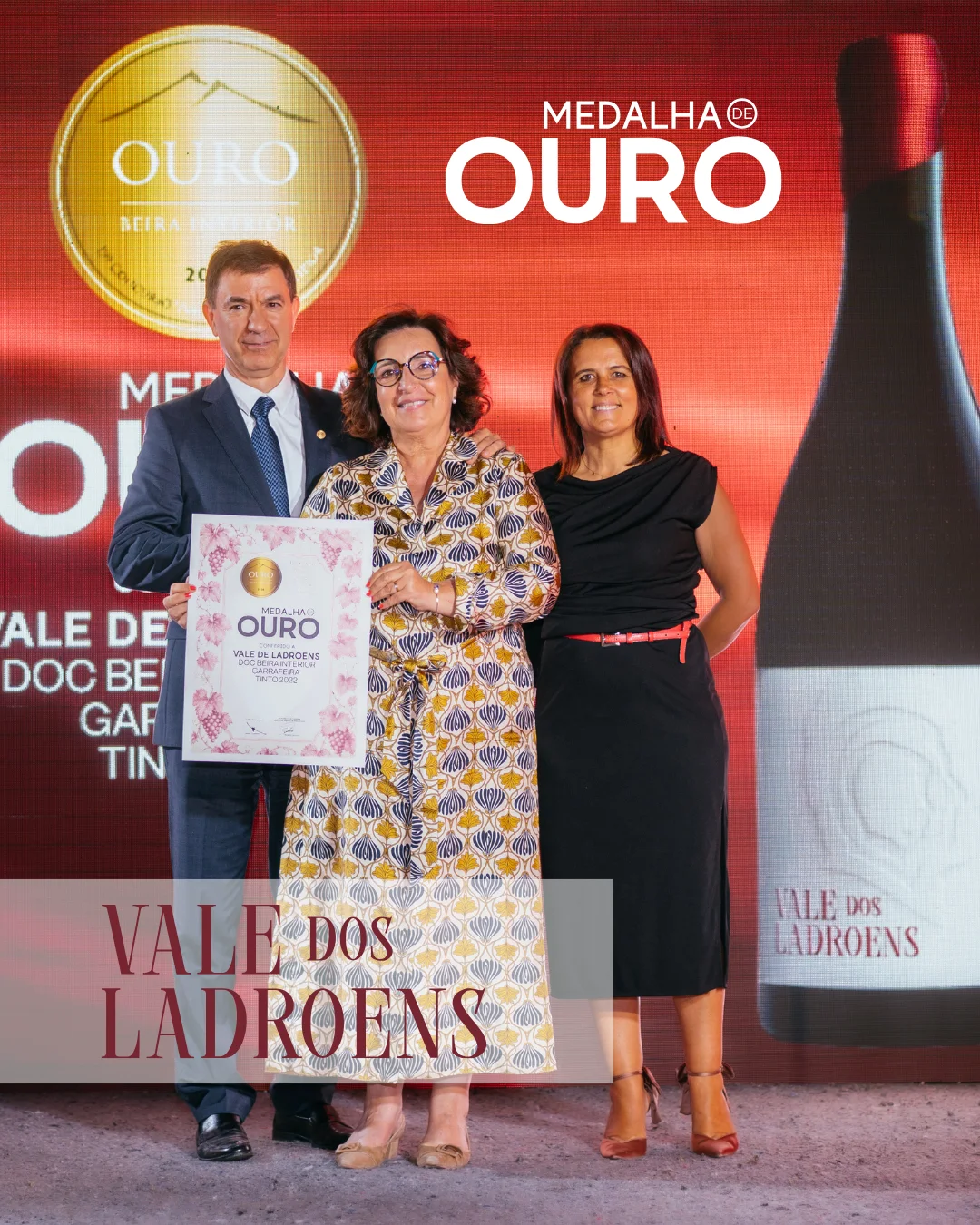 Garrafa do vinho tinto Vale dos Ladroens com o selo oficial de Medalha de Ouro no concurso Melhores Vinhos da Beira Interior 2026.