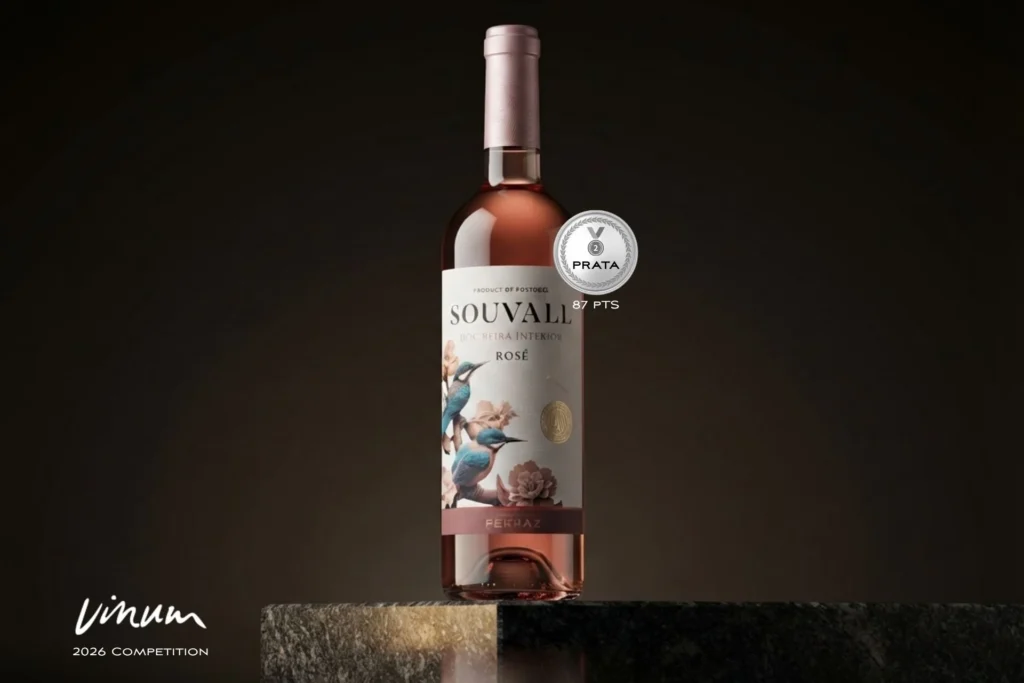 Garrafa de Souvall Rosé 2024 ao lado do selo Medalha de Prata 87 Pontos VINUM 2026 sobre pedestal de granito