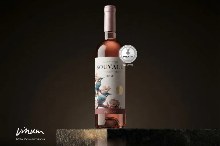 Garrafa de Souvall Rosé 2024 ao lado do selo Medalha de Prata 87 Pontos VINUM 2026 sobre pedestal de granito