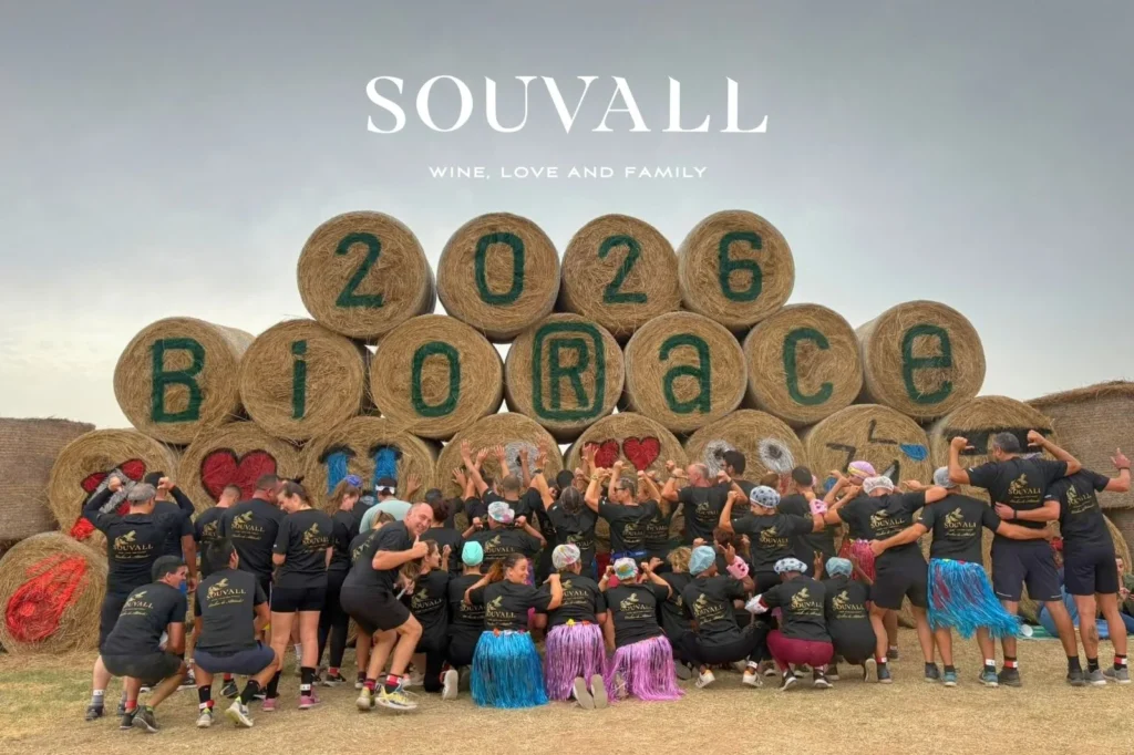 Equipa Team Souvall reunida em frente ao monumento de fardos de palha da Bio Race Challenge 2026 em Estarreja.