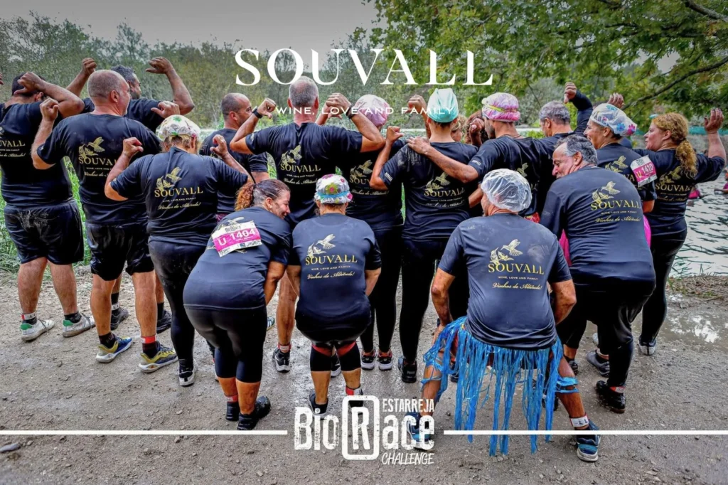 Elementos da Team Souvall de costas vestindo t-shirts oficiais de Vinhos de Altitude em momento de celebração e união na Bio Race 2026.